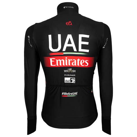 Here are some of the key design features of the Emirates jersey: