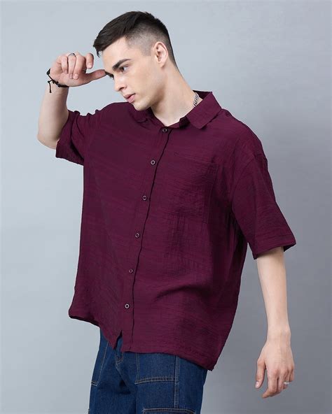 Here are some styling tips for maroon t-shirts: