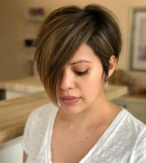 Highlighted Brunette Short Hair: A Classic with a Modern Twist