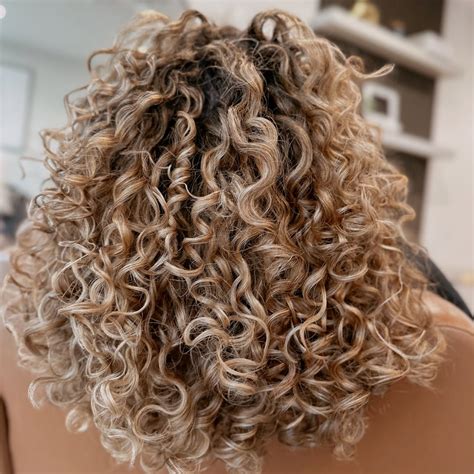 Honey Blonde Curly Hair: 10 Unbelievably Alluring Looks