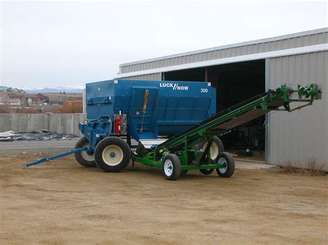 Horizontal compost mixers: