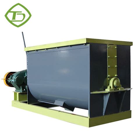 Horizontal manure mixing machines