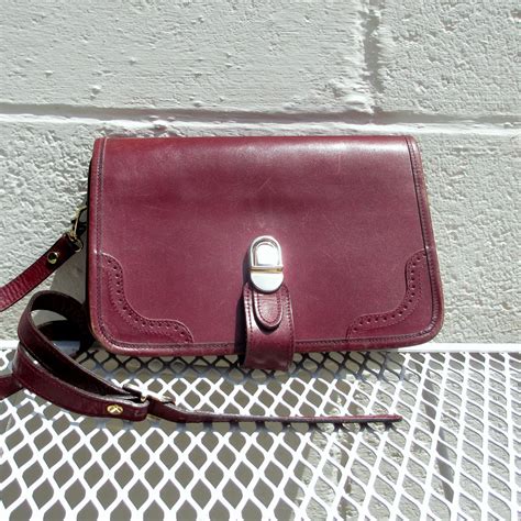 How to Choose a Burgundy Leather Purse