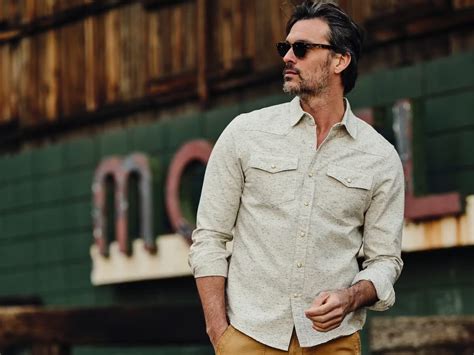 How to Choose the Perfect Vacation Button-Up Shirt