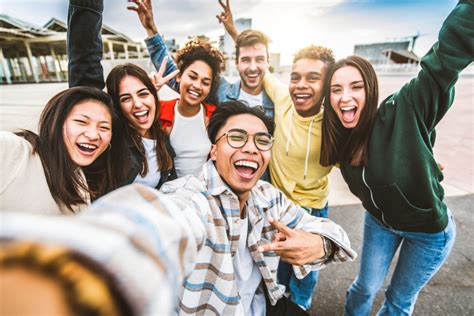 How to Make Friends for a College Student