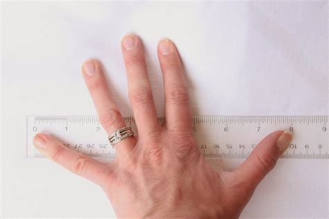 How to Measure Inches in a Hand