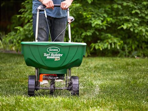 How to Spread Fertilizer Evenly: A Step-by-Step Guide to Using a Broadcast Spreader