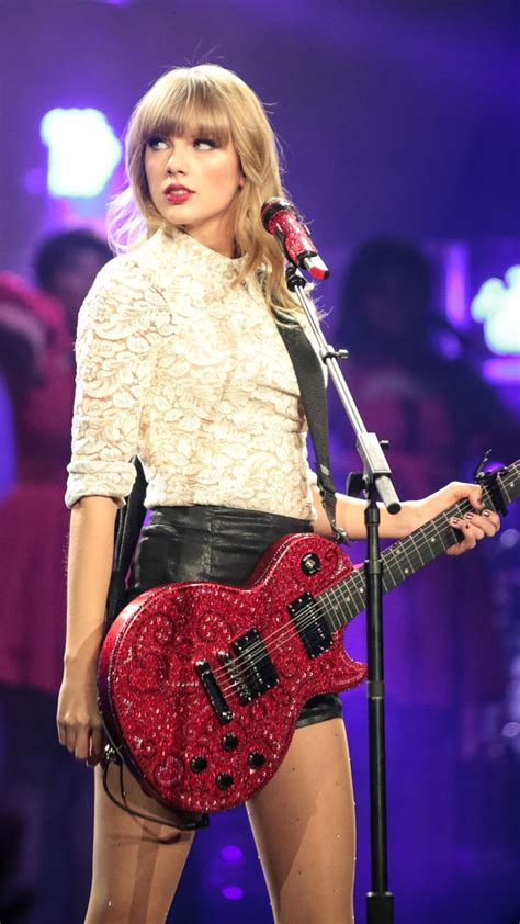 Iconic Red Tour Photoshoot (2013):