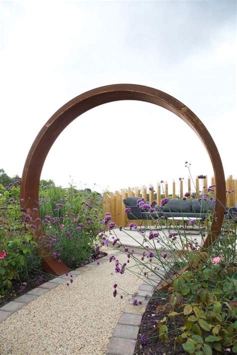 Iron Archway Gardens: A Dreamy Oasis for Nature Lovers