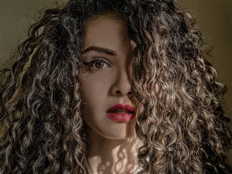 Italian Curly Hair: 10,000-Character Guide to Curls, Care, and Products