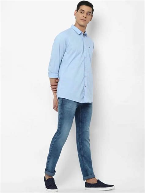 Jeans with Light Blue Shirt: A Style That Endures