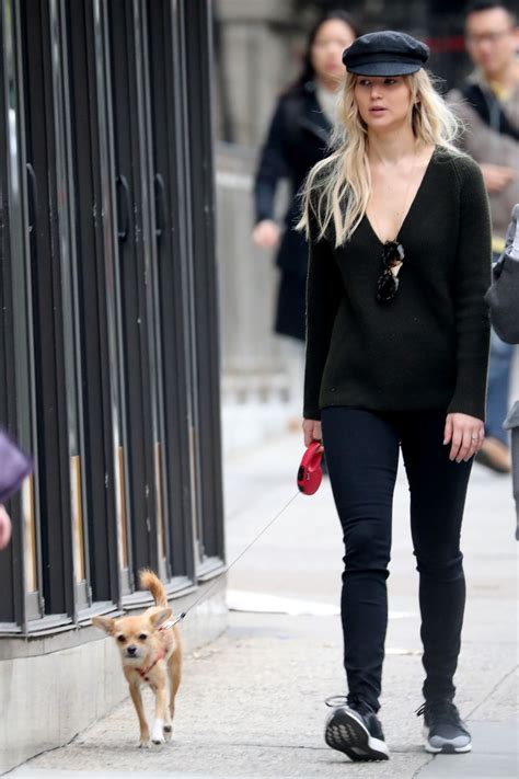 Jennifer Lawrence: Hangs out with her pets