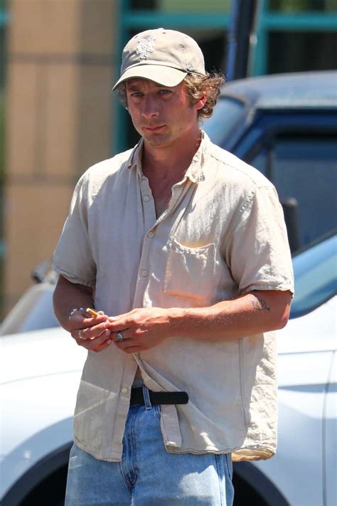 Jeremy Allen White Shirt: A Style Guide for Every Occasion