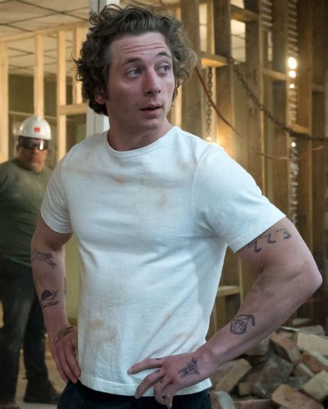 Jeremy Allen White T-Shirt: A Guide to the Perfect Fit