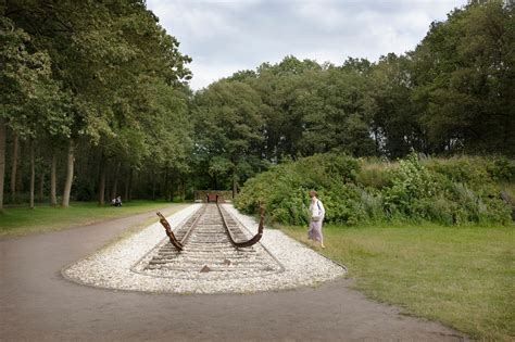 Kamp Westerbork: Een Pijnlijk Verleden dat Herinnert