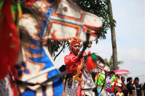 Kasèn Wírjå: Seni Pertunjukan Tradisi Banyumas yang Mengagumkan