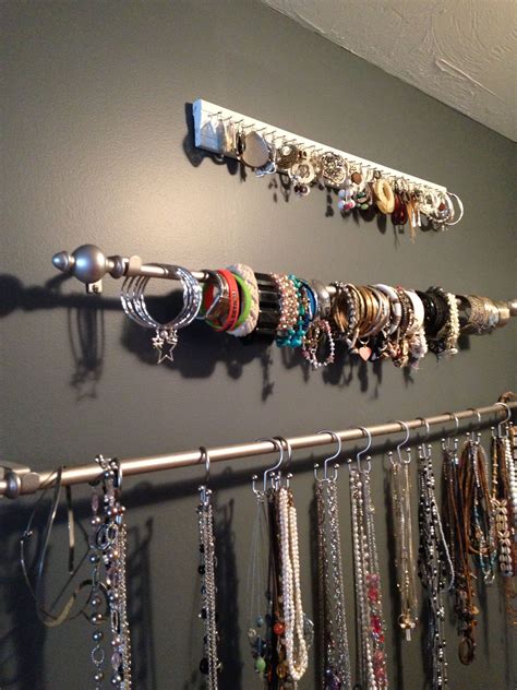 Keeps jewelry organized: