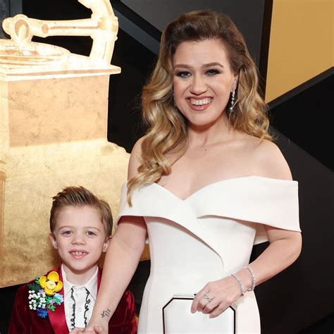 Kelly Clarkson Naked Pics: A Revealing Look at the Grammy-Winning Singer's Intimate Moments