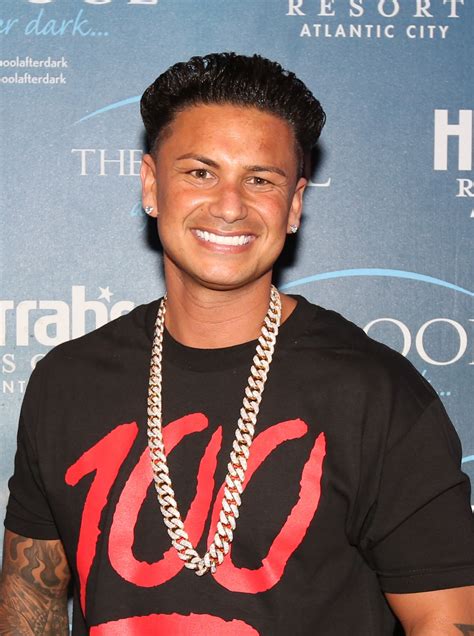 Key Elements of Pauly D's Shirt Style