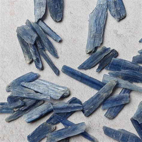 Kyanite Raw: A Comprehensive Guide to Its Origin, Properties, and Applications