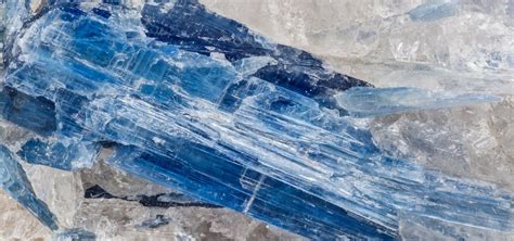 Kyanite Raw: A Comprehensive Guide to Its Properties, Benefits, and Applications