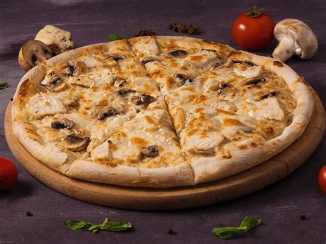 La Pizza: Un'Esplosione di Sapori e Delizie