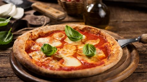 La Pizza Perfetta: Una Guida Completa alla Delizia Italiana