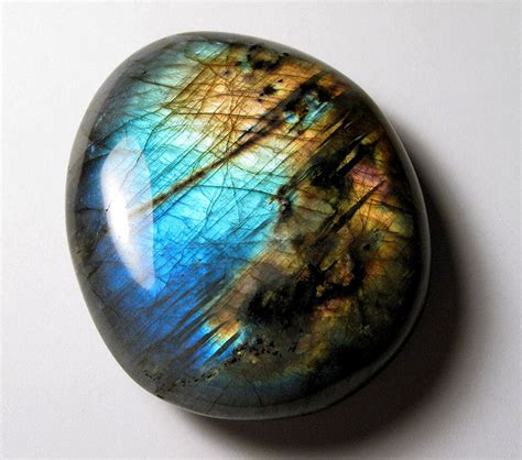 Labodorite: A Mystical Gemstone with Extraordinary Shimmer