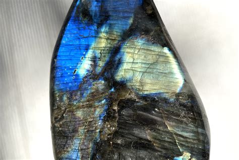 Labradorite: A Mystical Stone with Enchanting Qualities