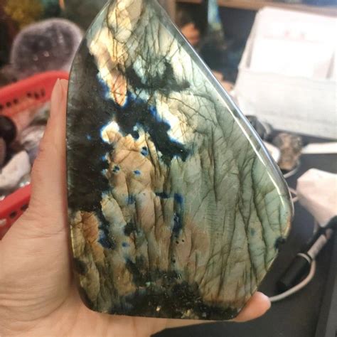 Labradorite: A Shimmering Gemstone with Mystical Properties