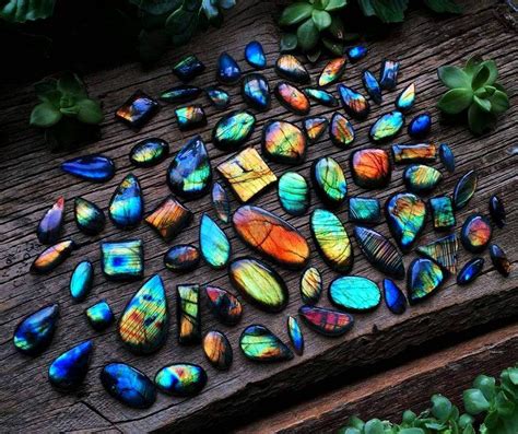 Labradorite: The Enchanting Stone with Shimmering Iridescence