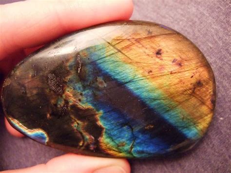 Labradorite: The Shimmering Gem of Legends