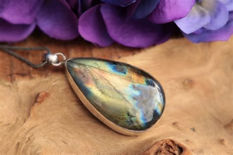 Labradorite Pendant: A Journey into Enigmatic Allure and Limitless Possibilities