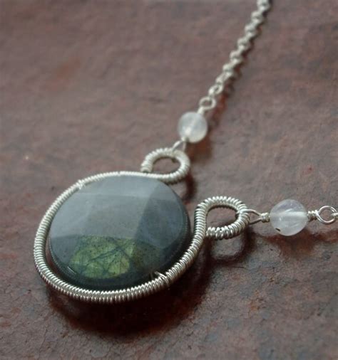 Labradorite Pendant: Discover Its Celestial Glow