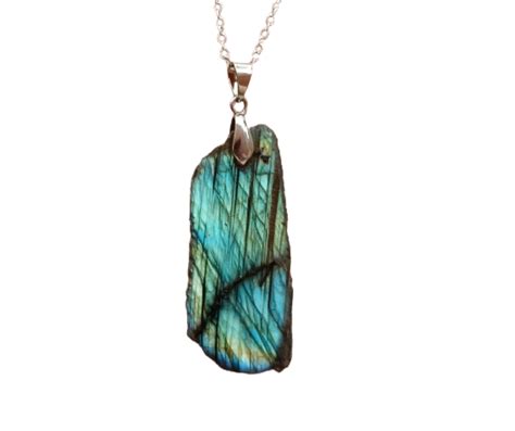 Labradorite Pendant: Mystical Shimmer for 2025