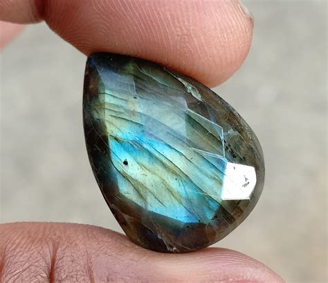 Labradorites: 10,000+ Year-Old Gems with 7 Enchanting Colors