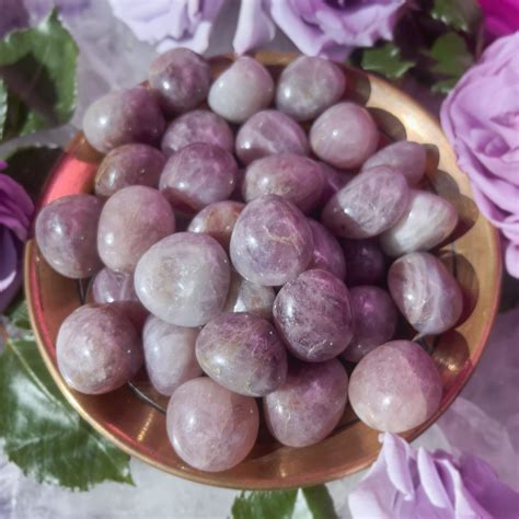 Lavender Rose Quartz: The Gemstone that Embodies Majesty, Romance, and Healing