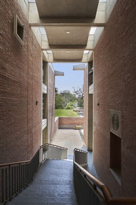 Lecture Hall University: From Brick-and-Mortar to Virtual Expanse