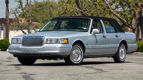 Lincoln Town Car: A Luxurious Classic for Sale