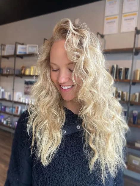 Long Curly Hair Wigs Without Bangs Blonde Wig Long Deep Side Parting Wigs