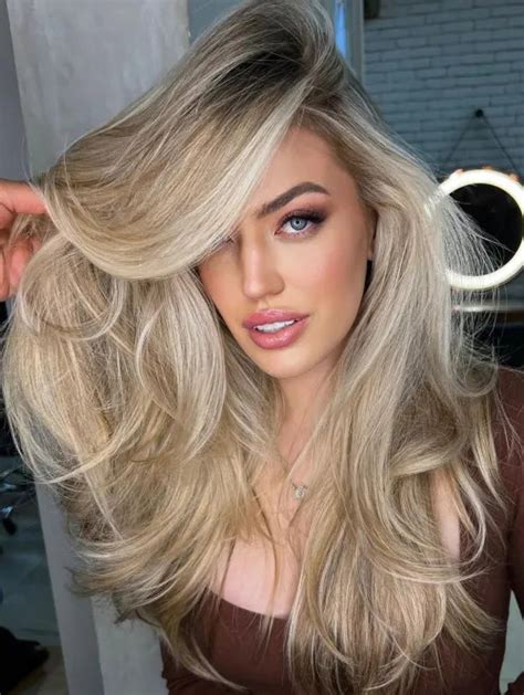 Long Layered Wigs Wavy Sassy Blonde Wig Side Swept Bangs Long Hair Wigs For Women