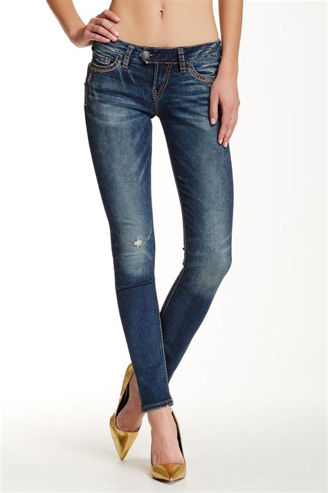 Low-rise jeans: