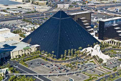 Luxor Hotel e Cassino: Um Oasis no Deserto de Las Vegas