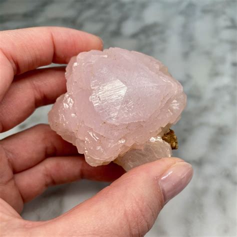 Manganocalcite: The Rose-Tinted Mineral with Remarkable Properties