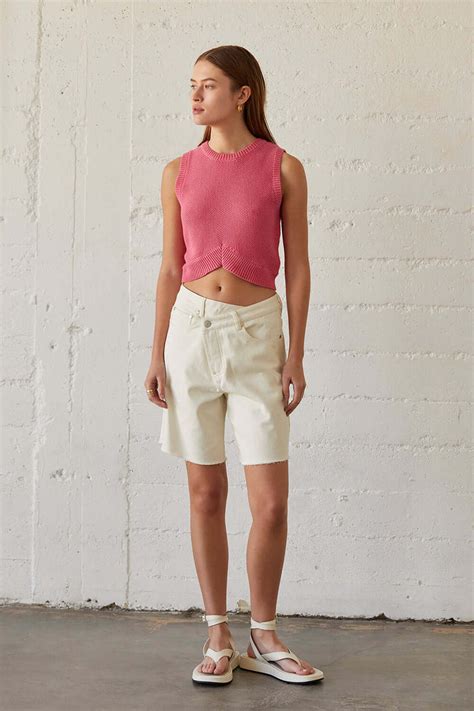 Mastering the Art of Styling Crop Tops: A Comprehensive Guide