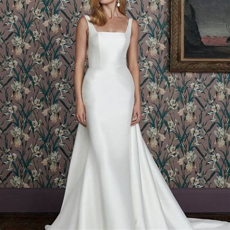 Megara Dress: A Timeless Classic for Modern Brides