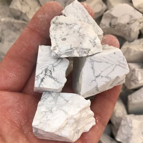 Metaphysical Properties of Howlite: Unlocking 7 Extraordinary Powers