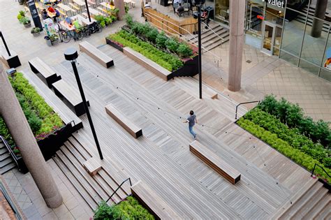 Metro a Pies: Embracing the Urban Pedestrian Landscape