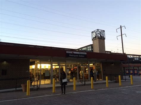 Metropark Train Station: Iselin, New Jersey - The Gateway to Central & Staten Island