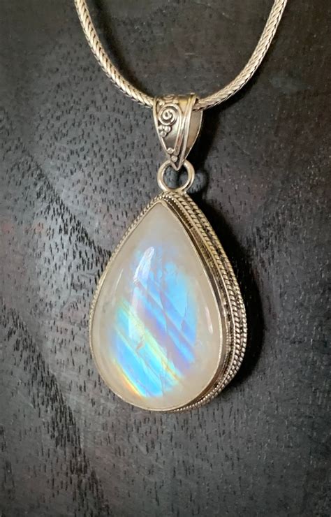 Moonstone Necklace: A Luminous Gem for Mystical Allure and Healing Harmony